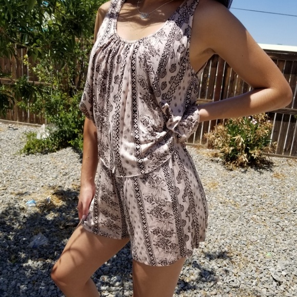 🎈NEW🎈 R2D Romper Cream & Black - Picture 3 of 3